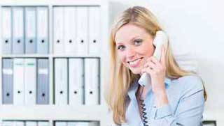 telefonierende Frau im Büro