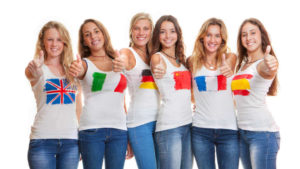Frauen mit unterschiedlichen Landesflaggen auf dem T-Shirt